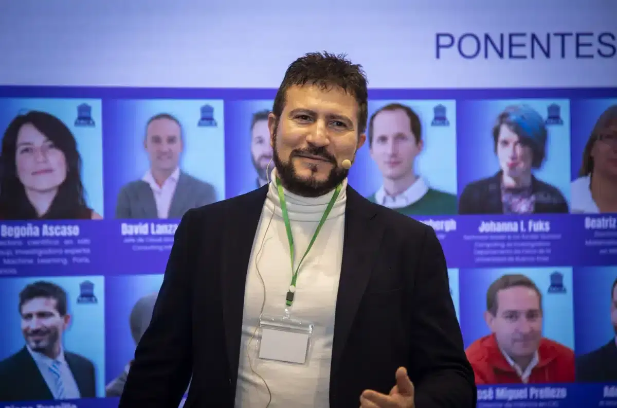 Diego Tuccillo presentando en el Ágora de Inteligencia Artificial diciembre 2024