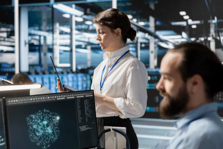IA en la industria transformando sectores clave a través del análisis de datos y la automatización.