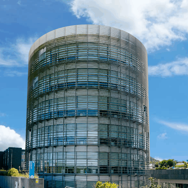 Torre Xtela en el PCTCAN de Santander, Cantabria, edificio circular acristalado donde se ubica la oficina de Deduce Data Solutions en la planta 2 izquierda. Puedes rellenar el formulario de contacto inteligencia artificial para empresas en esta sección