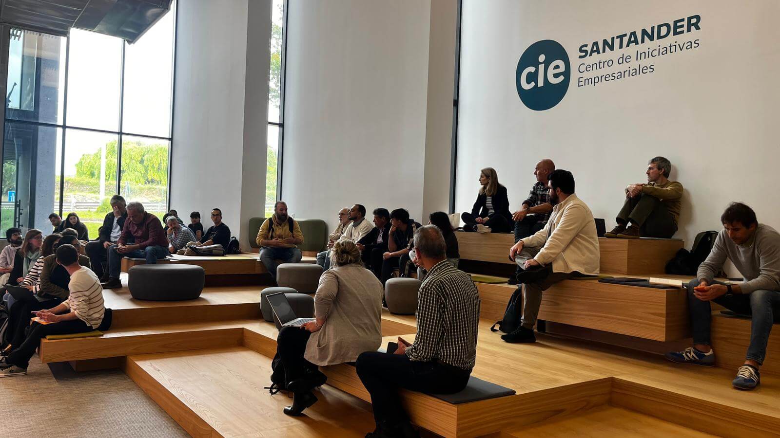 Asistentes al workshop Manos a la IA de Deduce Data Solutions sentados en el auditorio del CIE Santander durante la demo de NotebookLM