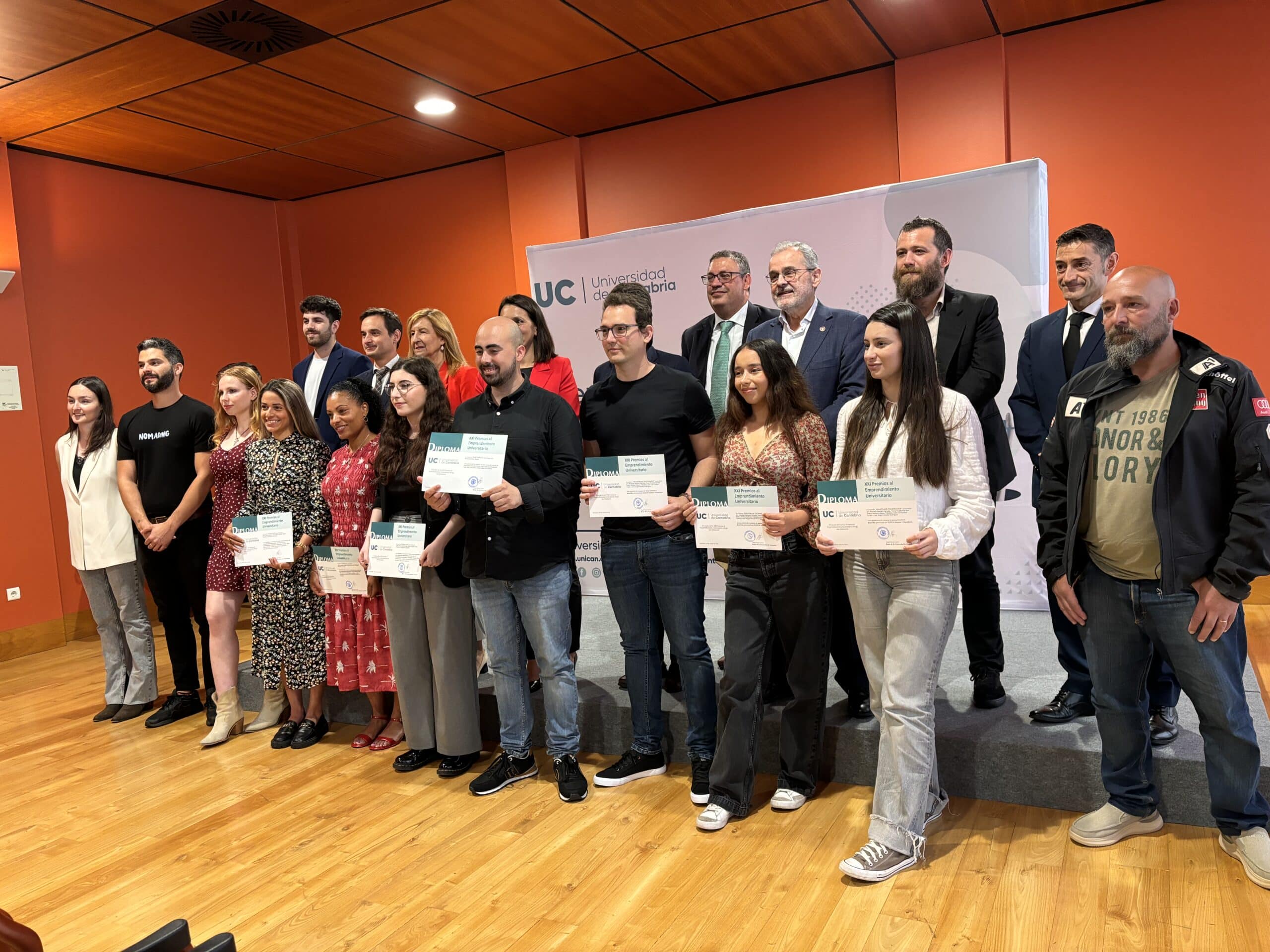 Lina Albor y Paula Monje recibiendo el premio UCEM 2024