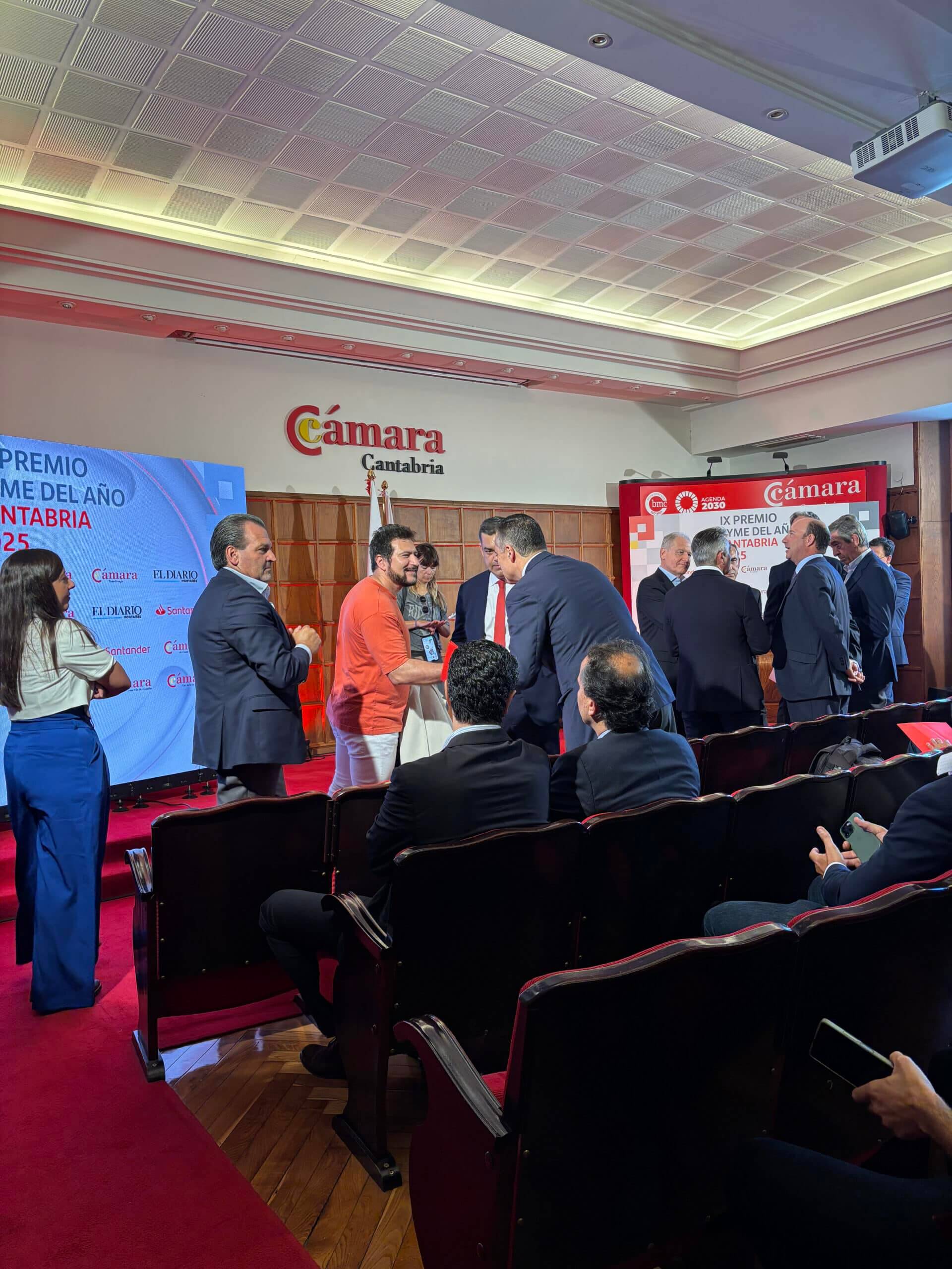 Diego Tuccillo recibiendo el accésit del Premio Pyme del Año Cantabria 2025 de la Cámara de Comercio de Cantabria