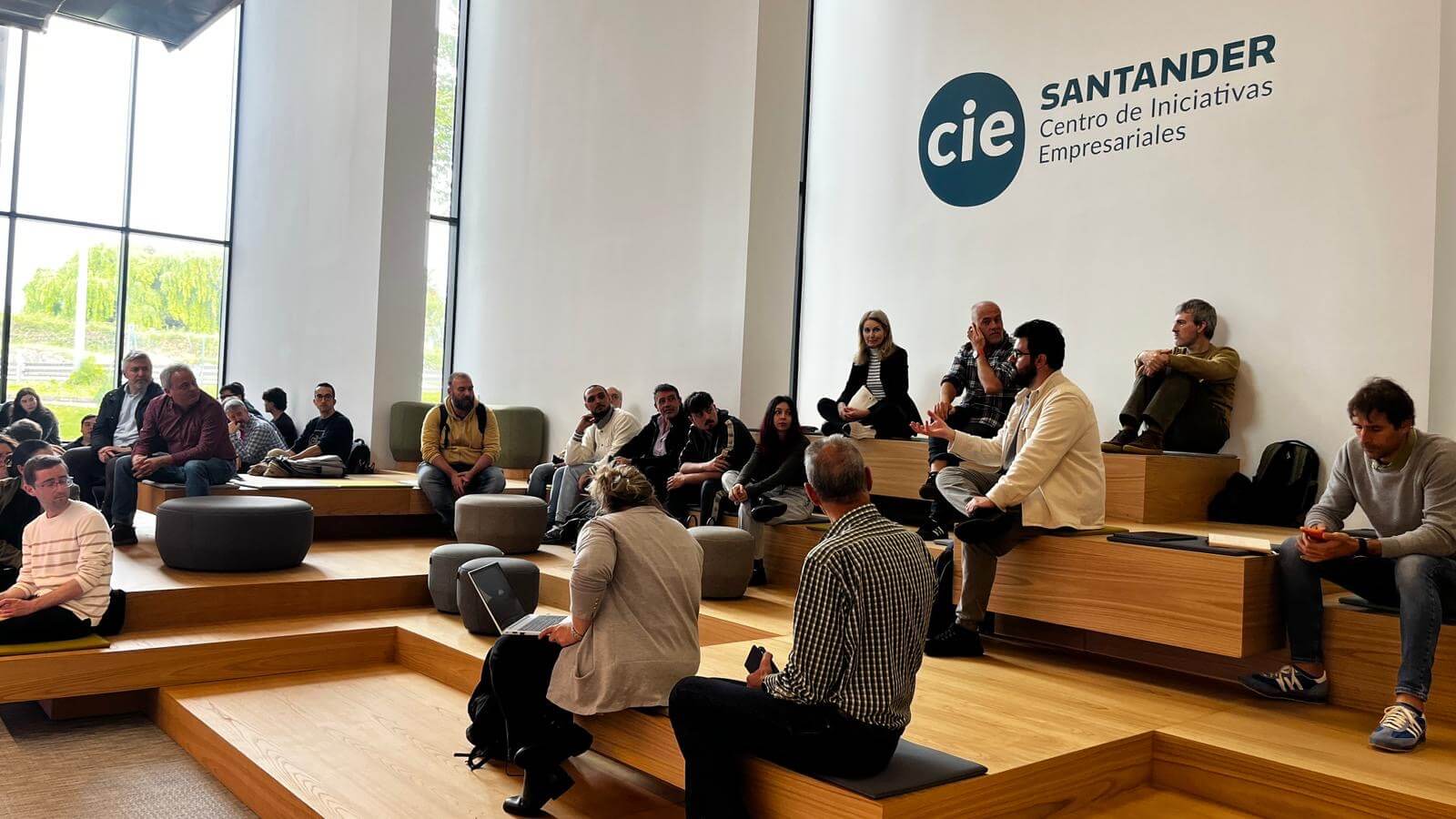 Profesionales no técnicos siguiendo las demos en directo de Claude y Claude Cowork durante Manos a la IA en el CIE Santander