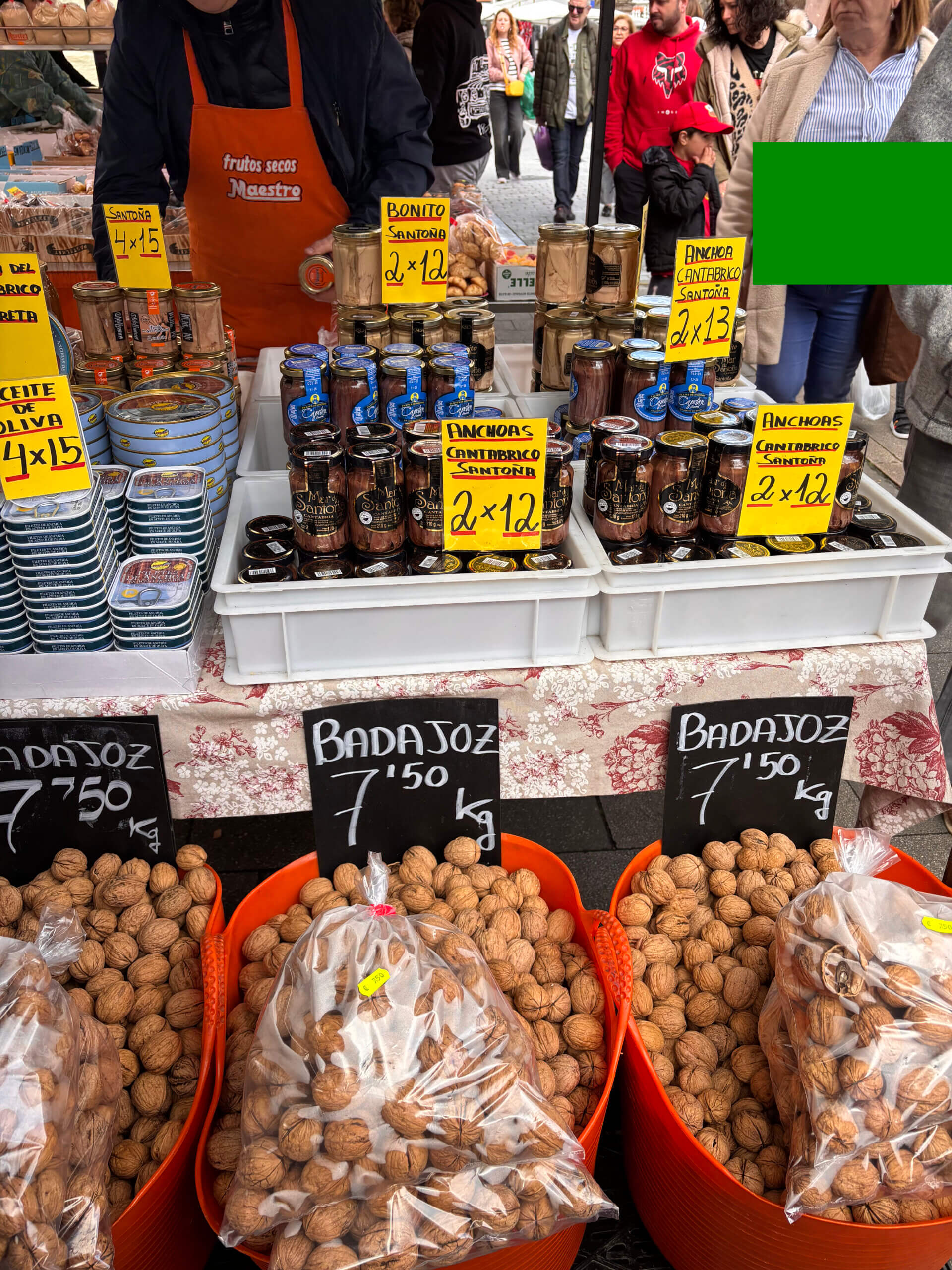 Puesto de conservas y frutos secos en el mercado de Cabezón de la Sal