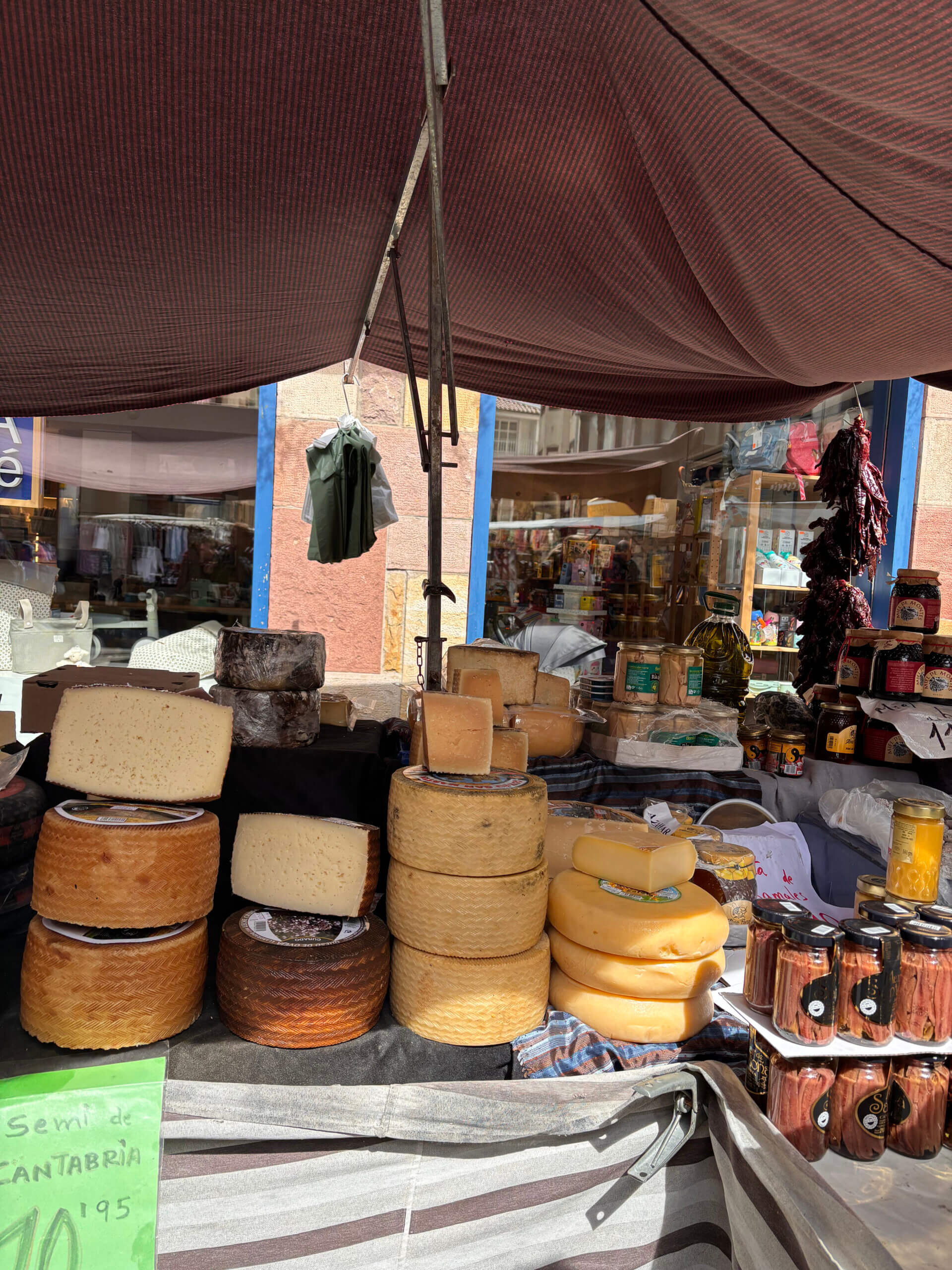 Quesos de Cantabria en el mercado de Cabezón de la Sal