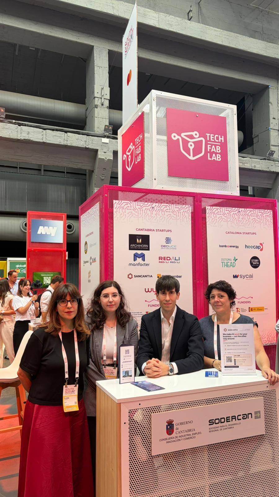 Representantes de Cantabria y startups en el espacio Techfablab del South Summit 2026