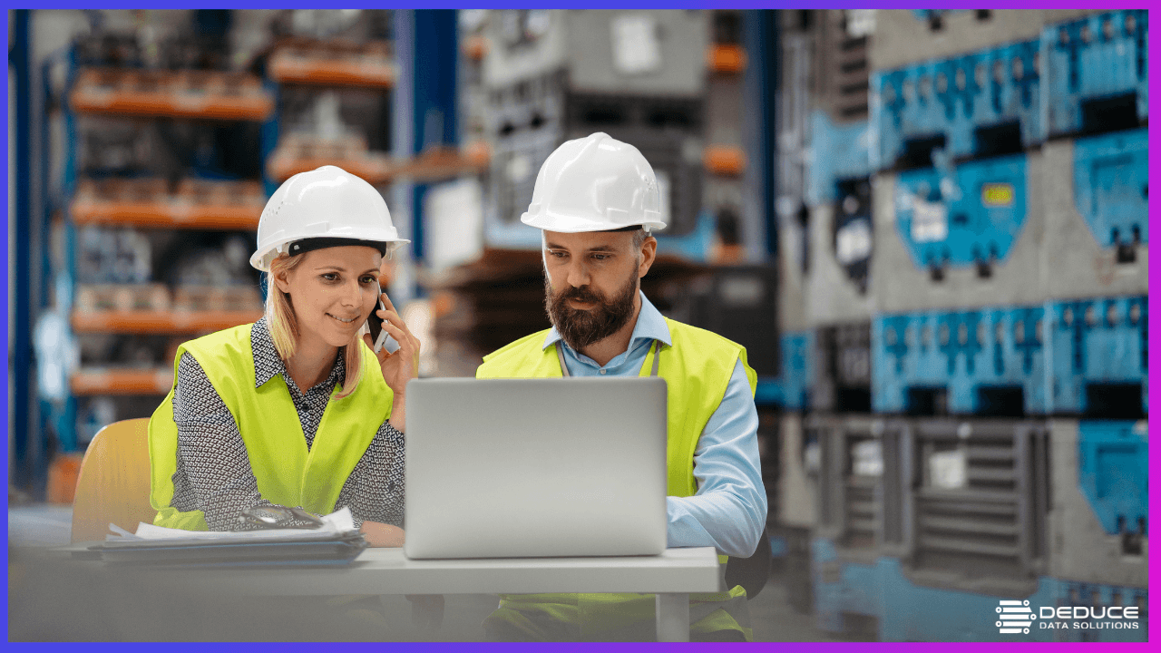 Ingeniero revisando datos industriales de planta en un SCADA