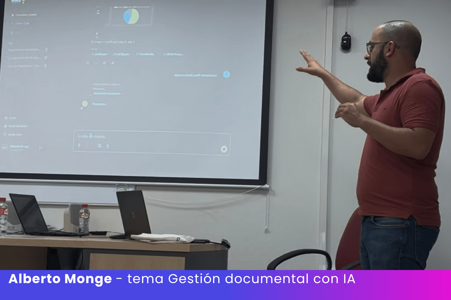 Alberto Monge explicando la gestión documental con IA en la industria