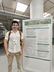 Fernando Moreno junto a su póster de IA industrial en el congreso Entropy 2026, Barcelona