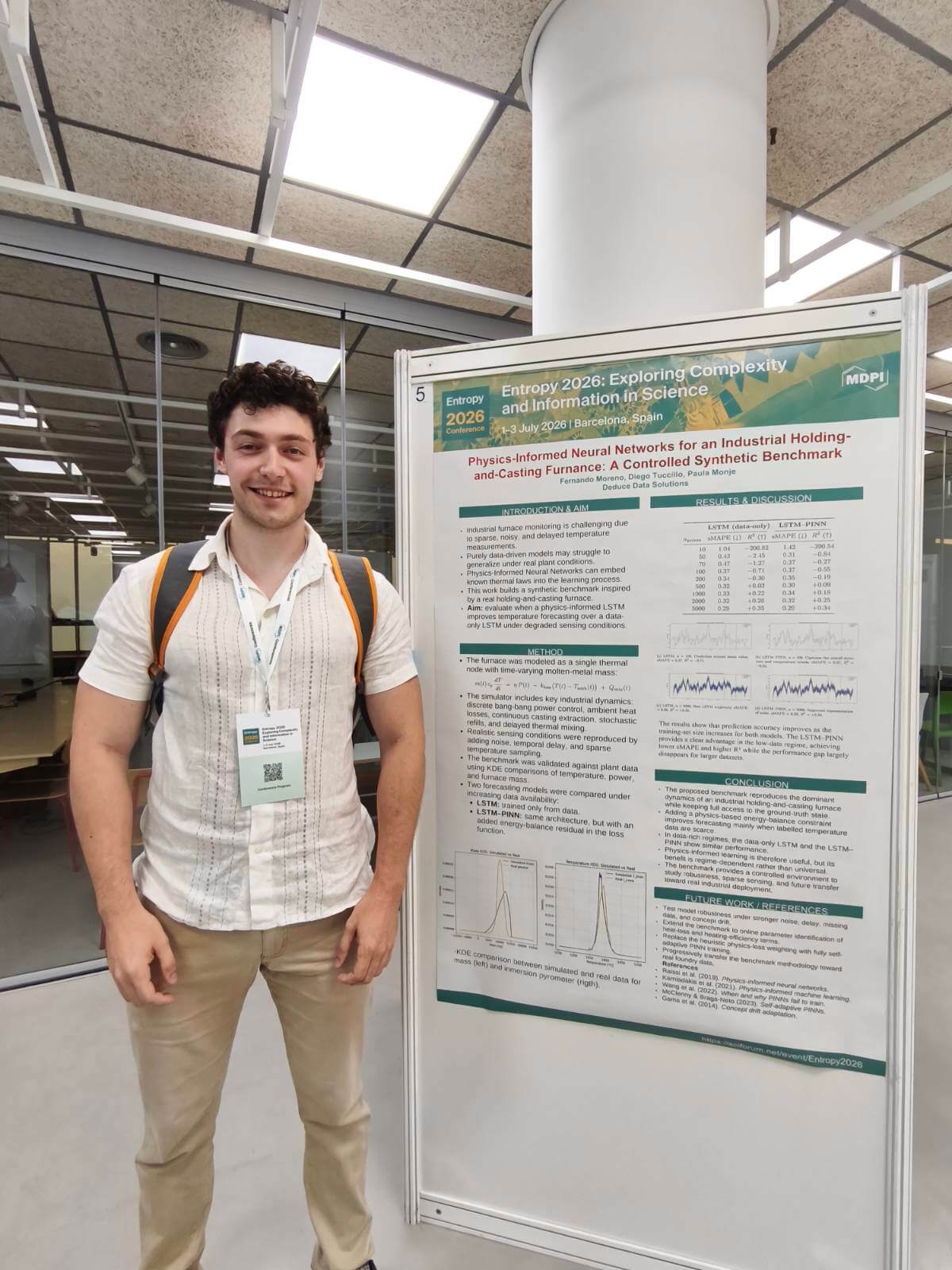 Fernando Moreno junto a su póster de IA industrial en el congreso Entropy 2026, Barcelona