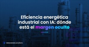 Eficiencia energética industrial con IA: planta de proceso con torres y tuberías analizada por Deduce Data Solutions