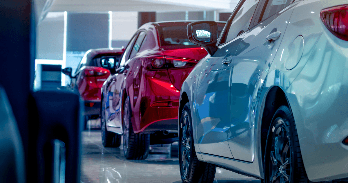 Coches nuevos en una exposición, resultado de una cadena de automoción que las ayudas IGAPE quieren modernizar