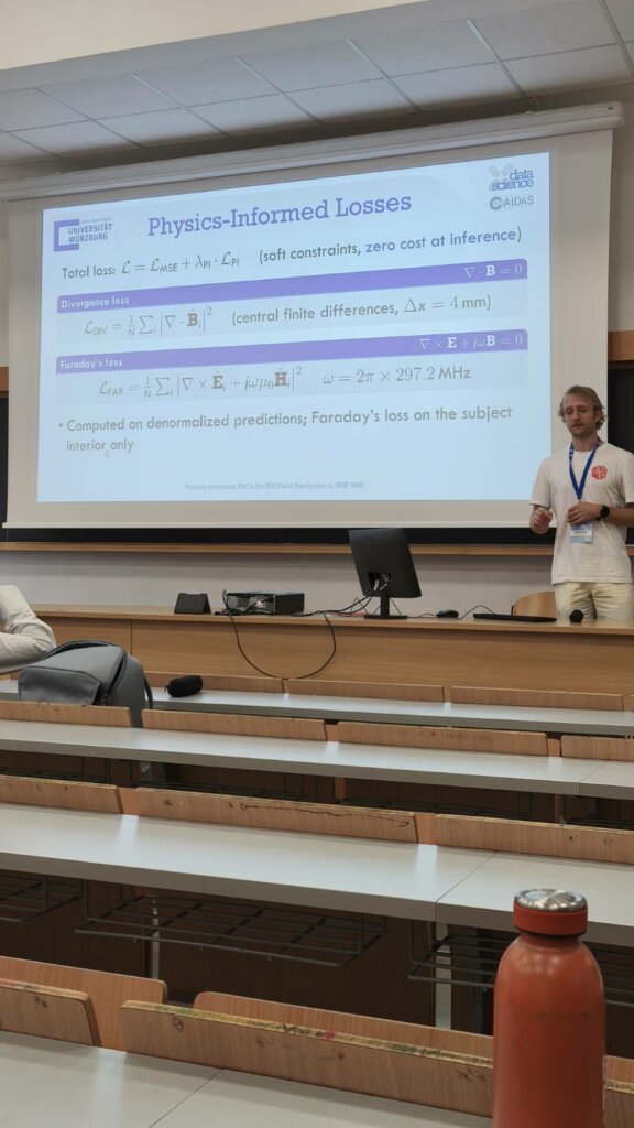 Ponente explicando funciones de pérdida informadas por física (Physics-Informed Losses) en ECML PKDD 2026