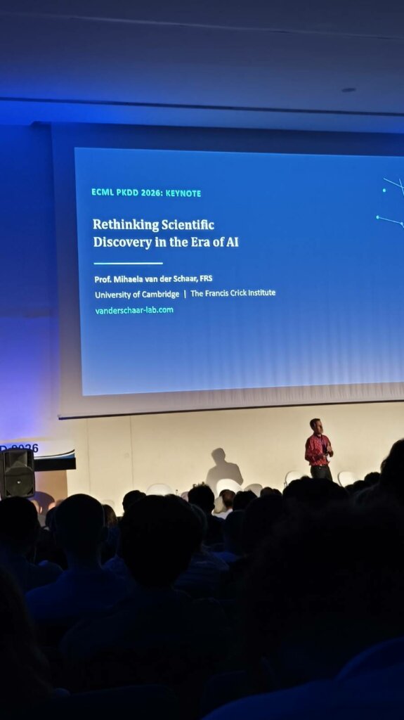 Mihaela van der Schaar, de la Universidad de Cambridge, durante su conferencia plenaria «Rethinking Scientific Discovery in the Era of AI» en ECML PKDD 2026