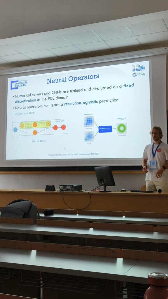 Ponente explicando operadores neuronales en una sesión de ECML PKDD 2026