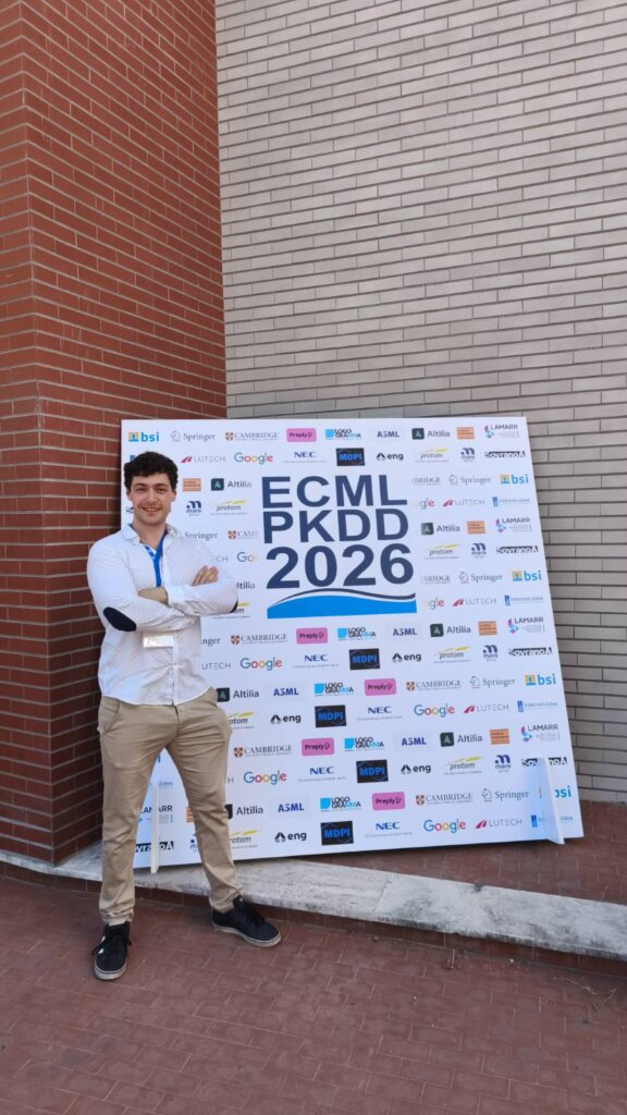 Fernando Moreno, científico de datos de Deduce Data Solutions, junto al panel de ECML PKDD 2026 en Nápoles
