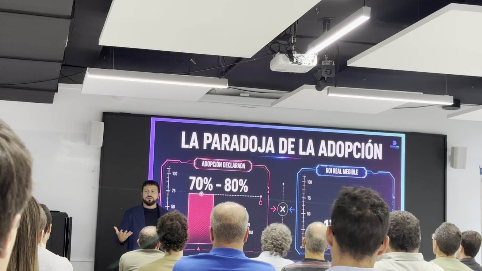 Diego Tuccillo explica la paradoja de la adopción de la IA en planta durante la jornada de AFM Cluster en el IMH Campus