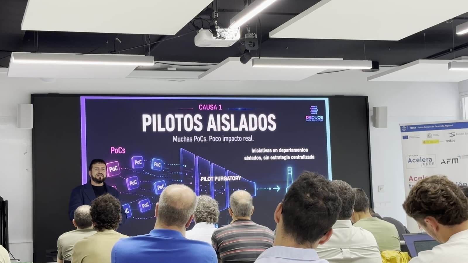 Diego Tuccillo durante su ponencia en el IMH Campus de Elgoibar, ante la diapositiva Pilotos aislados: muchas pruebas de concepto y poco impacto real