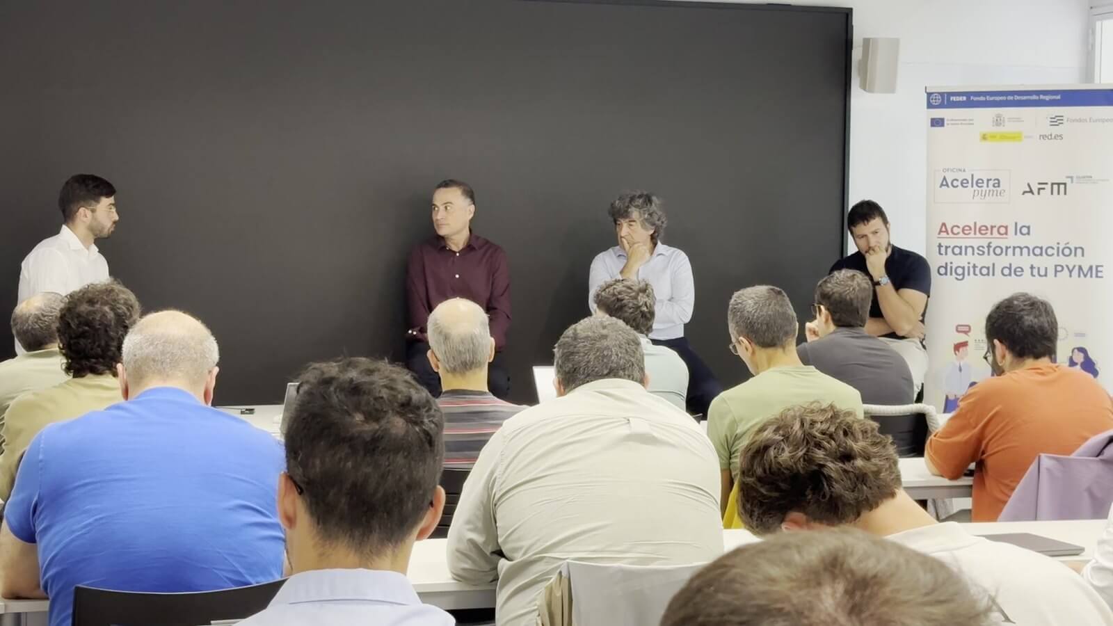 Mesa redonda de la jornada Del dato a la acción en el IMH Campus con los ponentes de SMC, Septer y Deduce Data Solutions ante el público