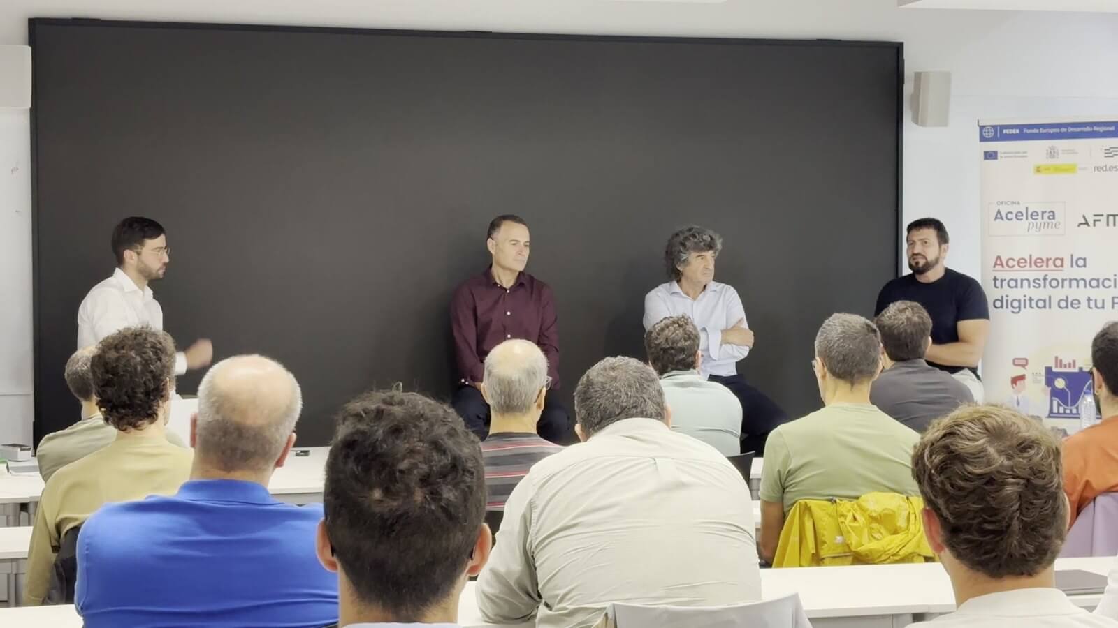 Vista general de la mesa redonda de la jornada de AFM Cluster en Elgoibar con el cartel de la Oficina Acelera Pyme