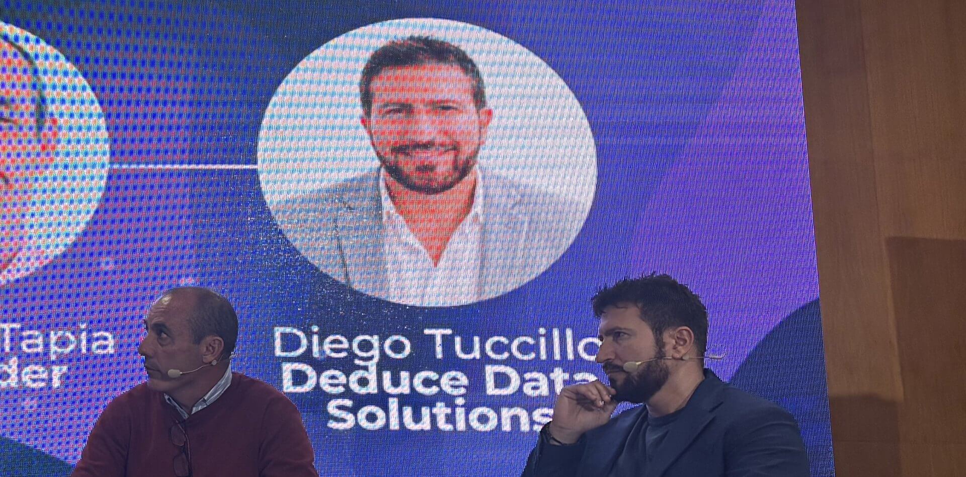 Un ponente escucha al resto de la mesa redonda IA y automatización de la Feria de Empleo del Metal de Cantabria