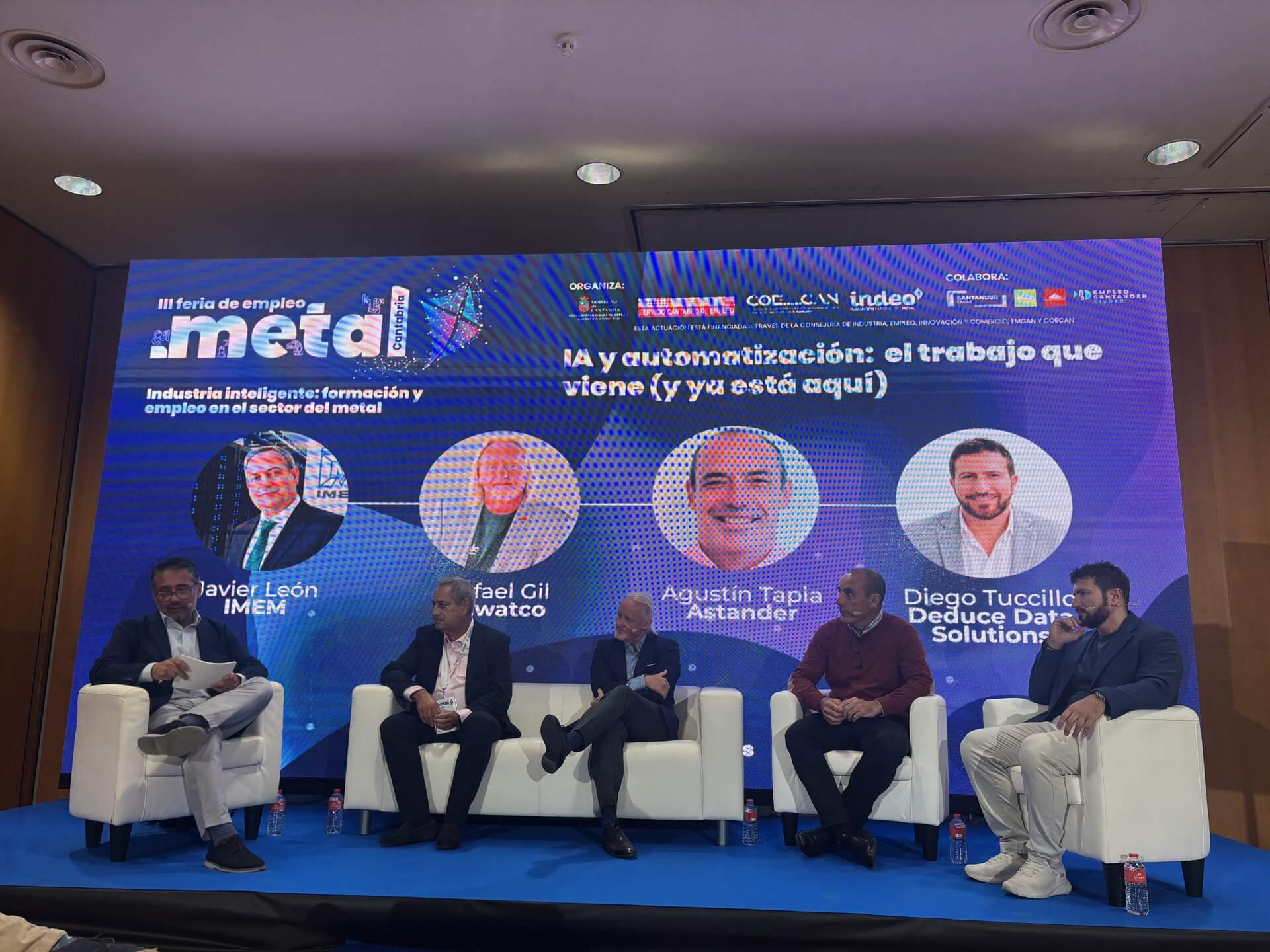 Mesa redonda IA y automatización en la III Feria de Empleo del Metal de Cantabria con Oscar San Emeterio, Javier León, Rafael Gil, Agustín Tapia y Diego Tuccillo en el escenario