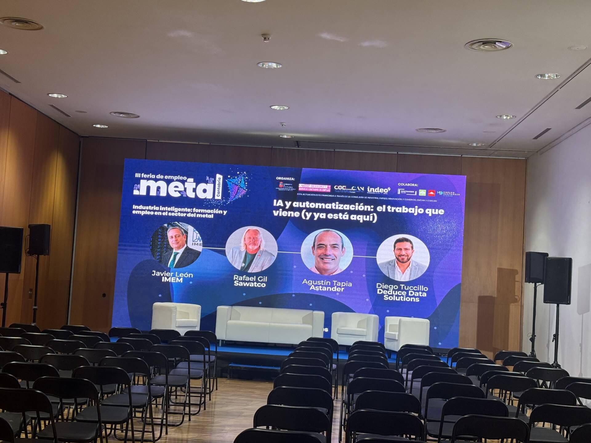 Pantalla de la III Feria de Empleo del Metal de Cantabria con los cuatro ponentes de la mesa IA y automatización: Javier León, Rafael Gil, Agustín Tapia y Diego Tuccillo