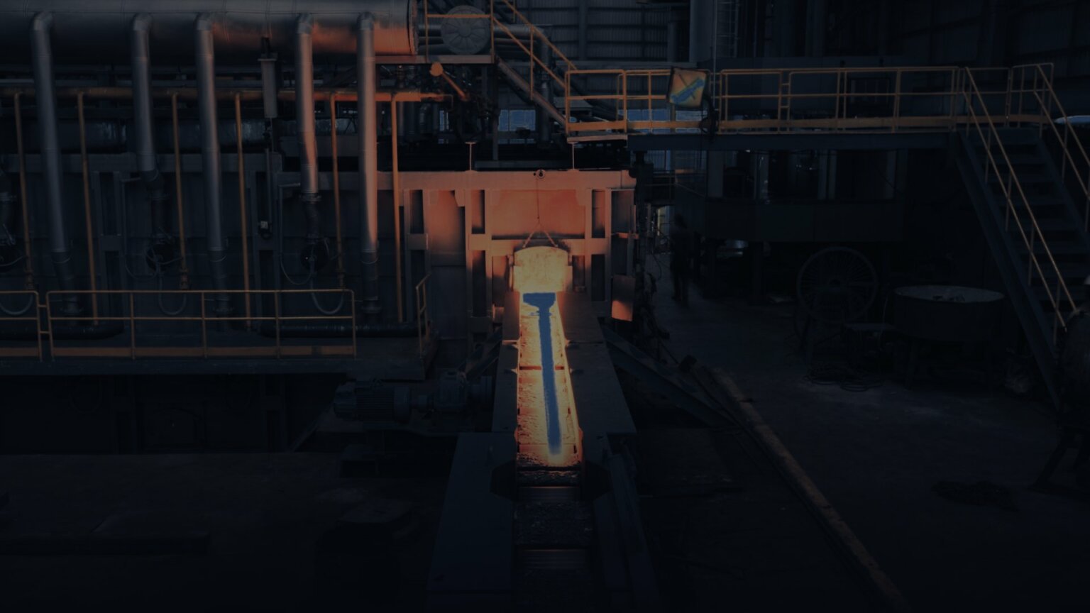 Inteligencia artificial para procesos industriales: barra de acero al rojo saliendo de un horno de forja