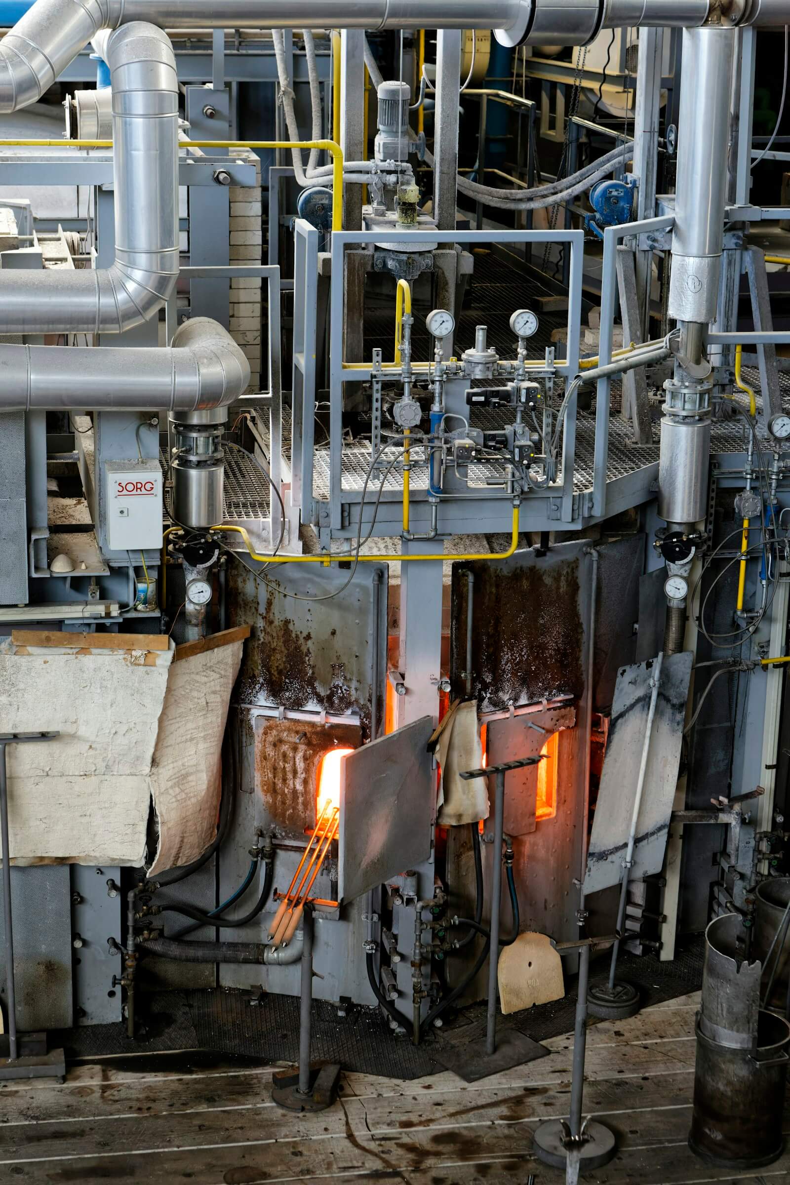 Maquinaria de producción dentro de una planta industrial