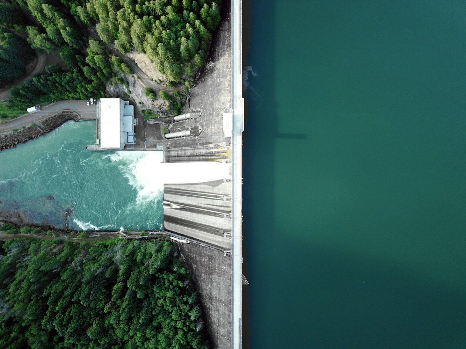 Presa de hormigón desaguando, vista aérea