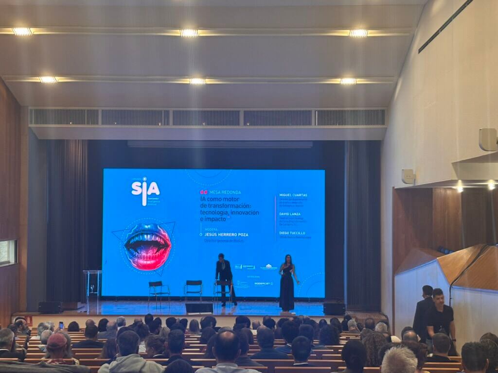 Salón de actos del Palacio de Exposiciones y Congresos de Santander lleno de público durante el congreso SIA 2026, Santander Inteligencia Artificial